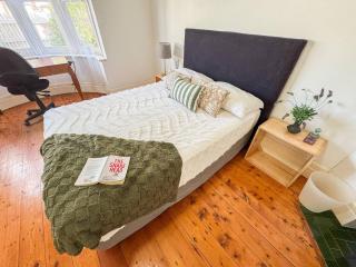 A large, light-filled room in a character Edwardian terrace in the heart of Balaclava. Original Baltic pine floors, soaring ceilings with decorative cornices, bay window, and an ornamental fireplace give the space genuine period charm. Shared with other g - 8