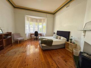 A large, light-filled room in a character Edwardian terrace in the heart of Balaclava. Original Baltic pine floors, soaring ceilings with decorative cornices, bay window, and an ornamental fireplace give the space genuine period charm. Shared with other g - 5