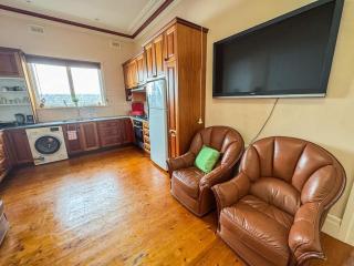 A large, light-filled room in a character Edwardian terrace in the heart of Balaclava. Original Baltic pine floors, soaring ceilings with decorative cornices, bay window, and an ornamental fireplace give the space genuine period charm. Shared with other g - 1