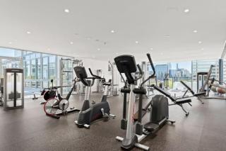 Premium St Kilda Rd Apt Pool, Gym and Park Access - 0