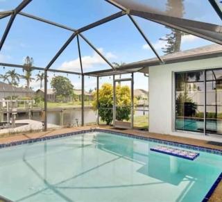 Canal Front 3BR Cape Coral Home. Heated Pooland Jacuzzi. King Bed. Pet-Friendly - 8