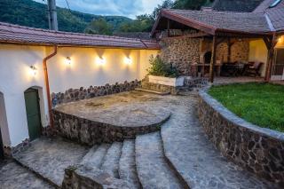 Fântânele Vacation Home, Charming Rustic Home - 7