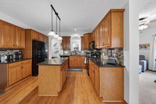 Quiet Lincoln Gem 3 King BRs Garage home - 7