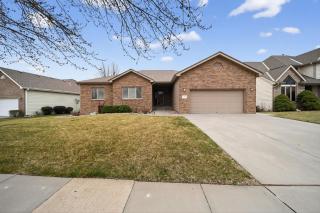 Quiet Lincoln Gem 3 King BRs Garage home - 2