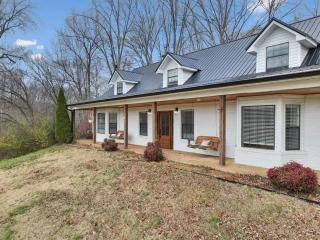 Fox Haven Retreat-Private Yard-Outdoor Adventure - 0