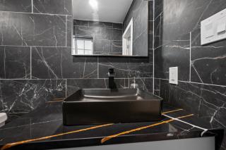 Pool Modern Heights with King Bed - 1