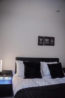 Stylish 2BR Apt in Manchester's Heart - 1