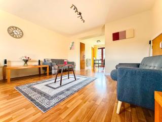 3 floors, 4 bedroom house with a private driveway! - 0
