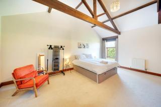 Converted Barn - Super King beds, Parking, WiFi - 8