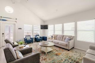 Beachfront Views with 3 bedrooms and 2 bathrooms - 3