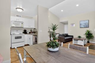Beautiful 2 Bedroom Condo 10 min from the Strip - 4