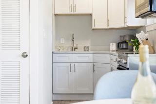 Siesta Key, Heated Pool, Dock on Lagoon, Turtle Beach 1 mile and Crescent Beach 2 miles, 1bdr - 2