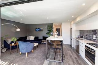 Modern Retreat, Spa Pool, Walk to Park & City - 7