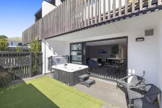 Modern Retreat, Spa Pool, Walk to Park & City - 2