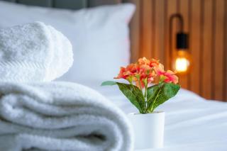 Praise Suite I Stylish Barry Studio near Barry Island, Gavin & Stacey Pub & Park I Wi-Fi & Parking I Easy Cardiff Access - 1