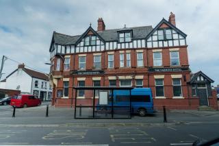 Praise Suite I Stylish Barry Studio near Barry Island, Gavin & Stacey Pub & Park I Wi-Fi & Parking I Easy Cardiff Access - 6