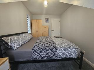Spacious 4 Bedroom Duplex with Free Parking - 8