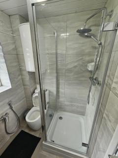 Spacious 4 Bedroom Duplex with Free Parking - 7