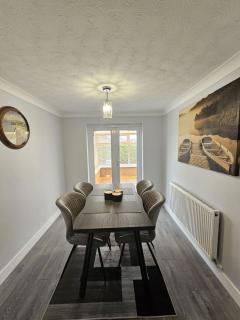 Spacious 4 Bedroom Duplex with Free Parking - 6
