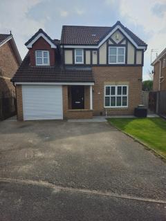 Spacious 4 Bedroom Duplex with Free Parking - 5