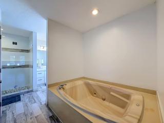 5-Bed Home with Pool & Mini Golf & Heated Jacuzzi in Boynton Beach - 5
