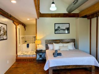 Captain Potter’s Suite (Jacuzzi Tub)-Potter’s Mill - 2