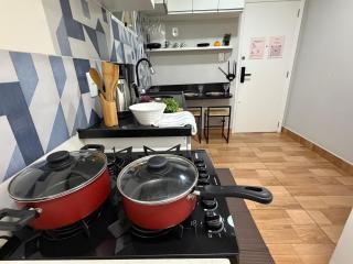 Copacabana, 200m da praia, portaria 24hrs, cozinha completa, ao lado do metrô, banheiro grande, quarto ar condicionado, ventilador de teto e cama de casa, na sala um sofa cama queen c ventilador de teto, silencioso - 2
