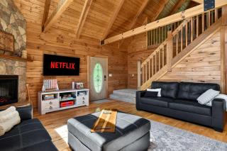 Expansive lakefront cabin with game room and yard - 1