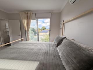 REST Spa & Boutique Stay - City View, CBD, Shops & Beach - 1