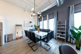 Luxury 6BR Loft Suite Perfect for 12 Guests with Skyline Views, Optional Parking and Gym Access Near McCormick Place and Soldier Field - 7