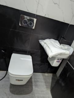Modern Luxury 2BR Spacious Cozy 24hr Power - 3