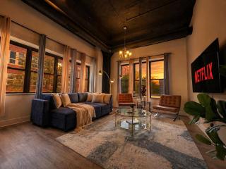 Group Friendly Spacious 3BR Suite with Optional Parking and Gym Access Sleeps 10 Guest Near McCormick Place and Soldier Field - 0