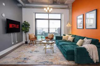 Spacious 2BR on Michigan Ave with Private Patio, Optional Parking & Gym Near McCormick Convention Center, Soldier Field and Grant Park - 8