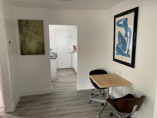 Adorable one bedroom guest house with parking - 8