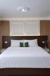 Designer 2BR Rooftop Jacuzzi & Views - 9