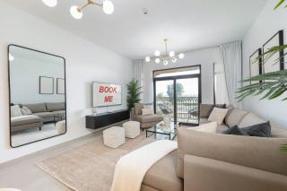 Free housekeeping visits during your stay - StayShort - Warm and Earthy 1-Bedroom Apartment Perfect for Family in Madinat Jumeirah Living! - Dubai - 0