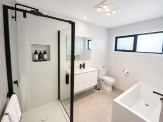 Villa 3 NEW 2Bed-Bath Close to Shops-10 minutes to Airport - 4