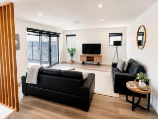 Villa 3 NEW 2Bed-Bath Close to Shops-10 minutes to Airport - 1