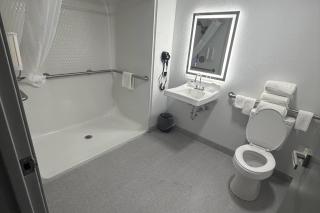 Clarion Pointe Springfield Southeast - 1