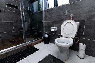 Private Pool Villa, Starlink WiFi, Secure Near CBD & Airport - 5