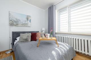 Spacious Apartment with Parking and Garden by Noclegi Renters - 9