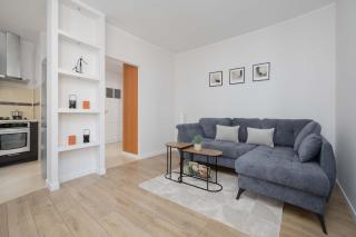 Modern Apartment in the Business Heart of Warsaw with Balcony and Parking by Noclegi Renters - 6