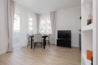 Modern Apartment in the Business Heart of Warsaw with Balcony and Parking by Noclegi Renters - 4