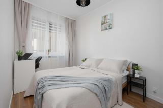 Modern Apartment in the Business Heart of Warsaw with Balcony and Parking by Noclegi Renters - 3
