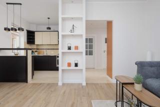 Modern Apartment in the Business Heart of Warsaw with Balcony and Parking by Noclegi Renters - 1