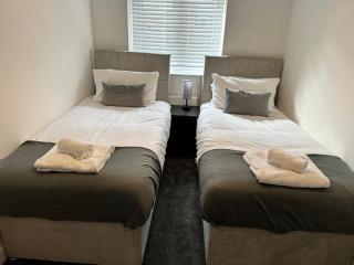 Large 6 Bed Home Sleeps 12, Close to NEC & Airport - 0