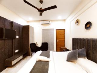 THE CUPID RESIDENCY - Smart & Deluxe Rooms - Corporates, Couples & Families Favorite - 4