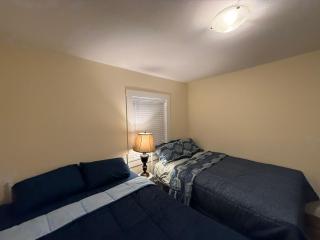 Cozy Private Queen Room Commercial Broadway - 2