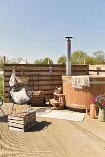 Smuk Bell Tent Glamping aan het water in Friesland - 1
