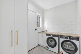 Yellow door pool retreat, 5 bedroom, 3 bathroom, heated pool, sleeps 12, close to adventure park, wineries, Bellarine Peninsula - 4